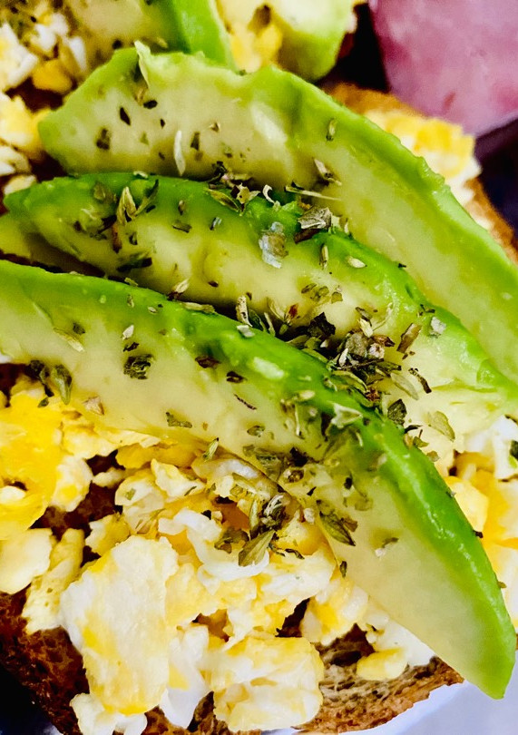 Una foto de TOSTADAS CON HUEVO Y PALTA 🥑🥚🥑