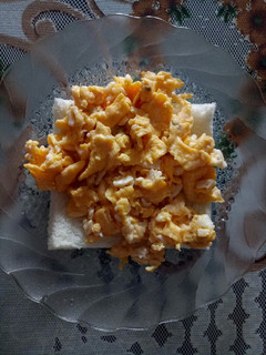 Foto resep SUPERSIMPLE : Scrambled Egg with toast - #Resepgaul