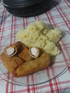Una foto de Nuggets de pechuga con Puré de papas!