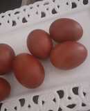 Βαμμένα κόκκινα αυγά με φύλλα κρεμμυδιού