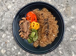 Hình của món Miến xào bò kiểu Hàn - Japchae phiên bản siêu thịt 🥩🥩🥩.