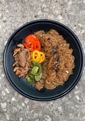 Hình của món Miến xào bò kiểu Hàn - Japchae phiên bản siêu thịt 🥩🥩🥩.