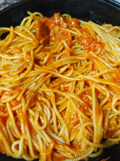Una foto de Espaguetis con tomate y atún