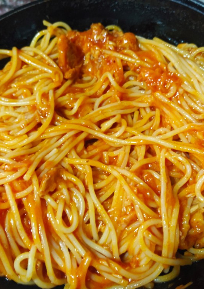Una foto de Espaguetis con tomate y atún