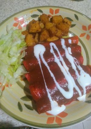 Una foto de Enchiladas rojas 😉🌶️🍅