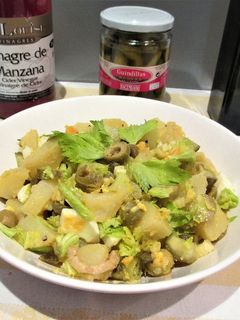 Una foto de Ensalada de patatas con encurtidos y huevo