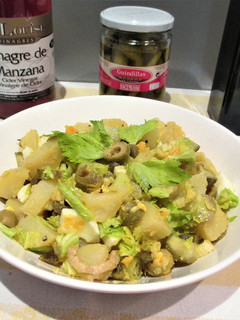 Una foto de Ensalada de patatas con encurtidos y huevo