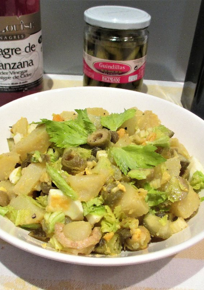 Una foto de Ensalada de patatas con encurtidos y huevo