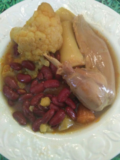 Una foto de Alubias rojas con gallina