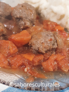 Una foto de 🍽 🧆 🍅 Albóndigas de carne en salsa con puré de papas