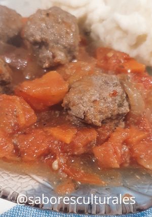 Una foto de 🍽 🧆 🍅 Albóndigas de carne en salsa con puré de papas