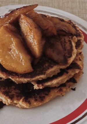 Una foto de Pancakes con manzana caramelizada