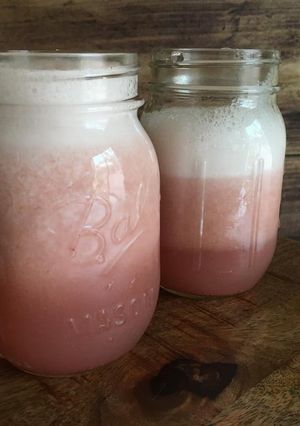 Una foto de Jugo de frutillas y banana