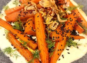 Une photo de Carottes laquées & sauce tahine