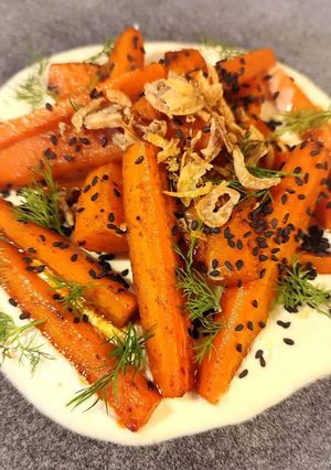 Une photo de Carottes laquées & sauce tahine