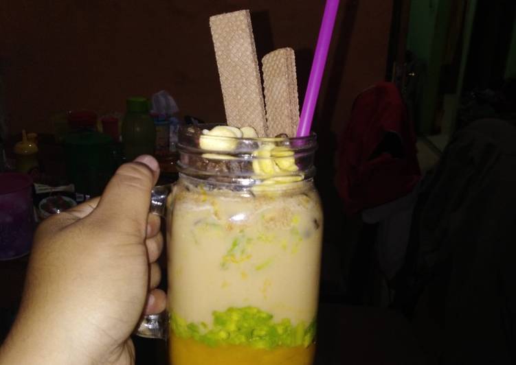 Mango avocado smoothies tea with choco chips tango and crunch