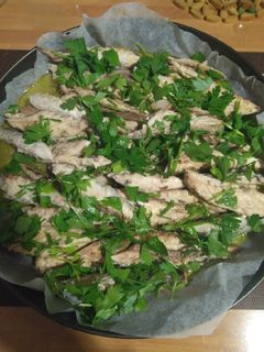 Una foto de Caballas asadas con aceite, limón y perejil