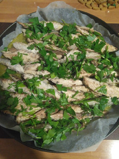 Una foto de Caballas asadas con aceite, limón y perejil
