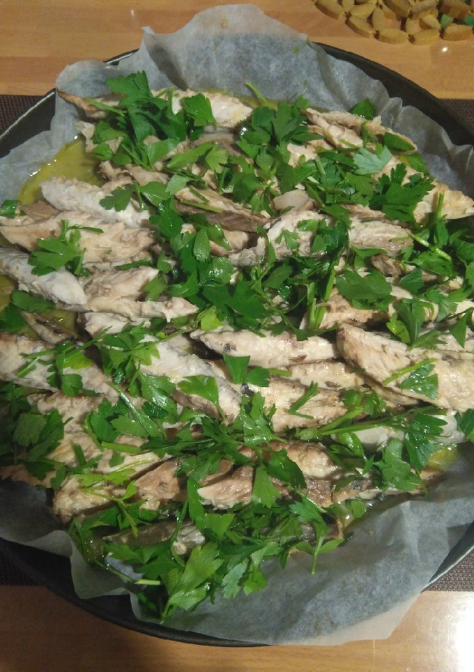 Una foto de Caballas asadas con aceite, limón y perejil