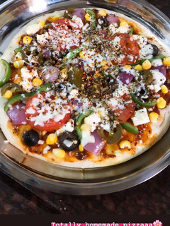 હોમમેડ પીઝા (Pizza in gujrati) રેસીપી મુખ્ય ફોટો