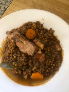Una foto de Lentejas con costillas y verduras
