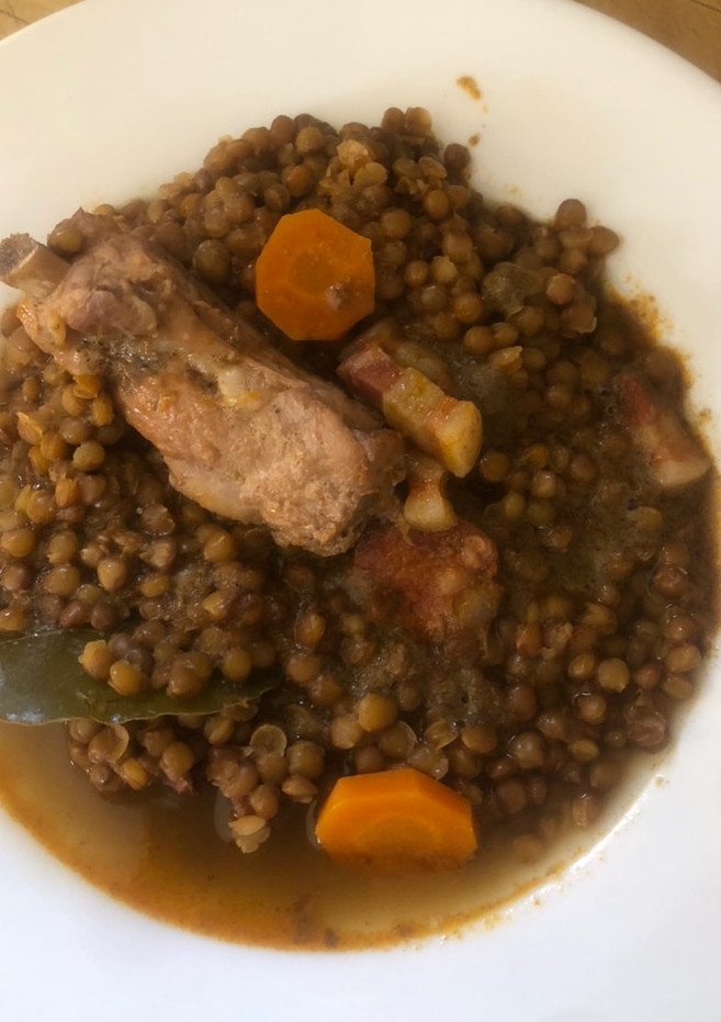 Una foto de Lentejas con costillas y verduras