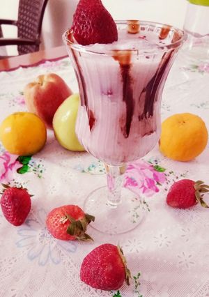 स्ट्रॉबेरी लस्सी शेक (Strawberry lassi shake recipe in hindi) रेसिपी मुख्य फोटो