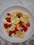 Fusilli bucati con feta e pomodorini in 15 minuti