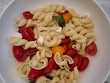 Fusilli bucati con feta e pomodorini in 15 minuti