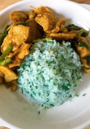 รูปของ บุกข้าวราดพริกแกงอกไก่