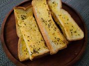 Gambar olesan garlic bread