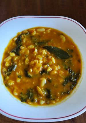 Una foto de Habichuelas con espinacas y Gambas