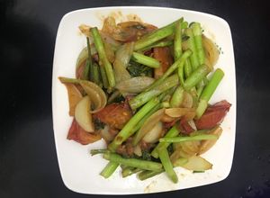 Hình của món Cần nước xào hành.