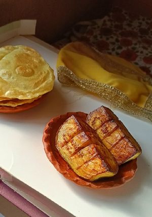 লুচি আর বেগুন ভাজা রেসিপির প্রধান ছবি
