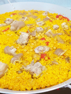 Una foto de Arroz con oreja y pie de cerdo, el arroz típico de la zona