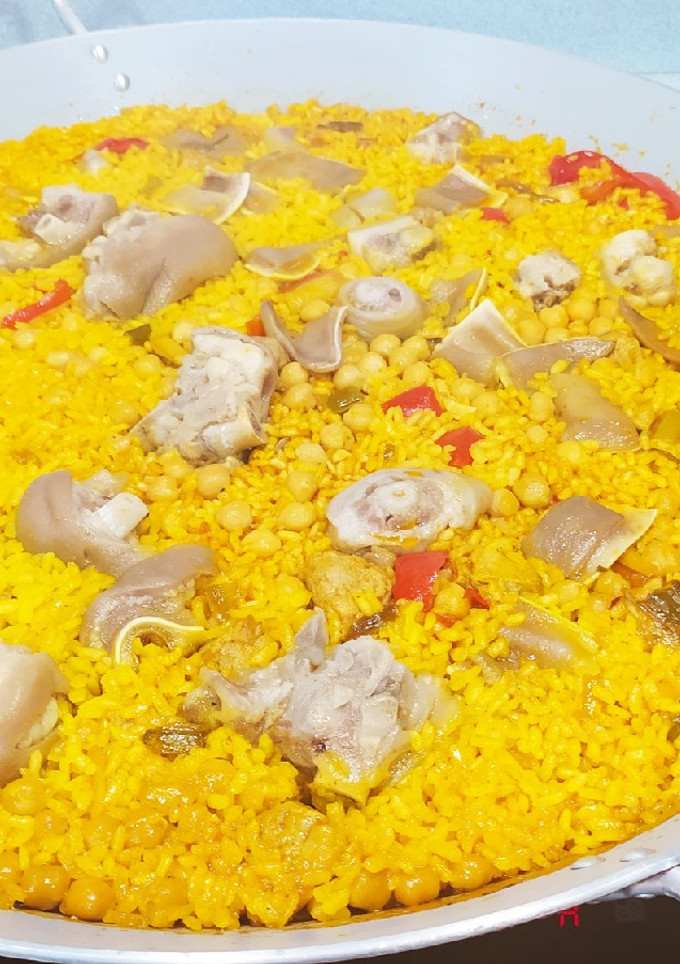 Una foto de Arroz con oreja y pie de cerdo, el arroz típico de la zona