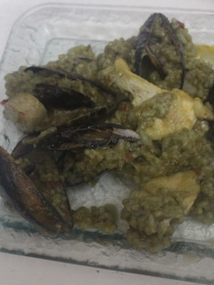 Una foto de Arroz verde con pollo, longaniza y mejillones