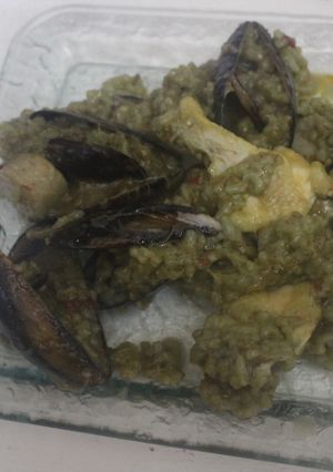 Una foto de Arroz verde con pollo, longaniza y mejillones