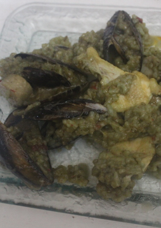 Una foto de Arroz verde con pollo, longaniza y mejillones