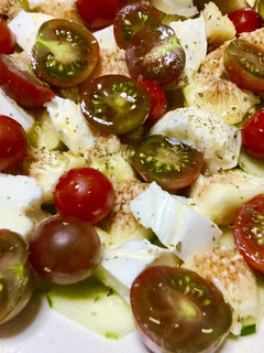 Una foto de Ensalada de pepino, higos, mozzarella y tomate