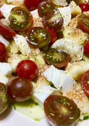 Una foto de Ensalada de pepino, higos, mozzarella y tomate