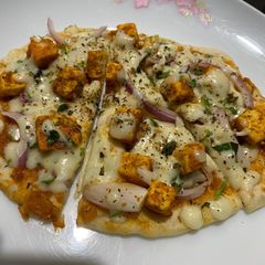 A picture of Paneer tikka cheese burst naanza.