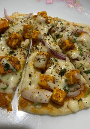 A picture of Paneer tikka cheese burst naanza.
