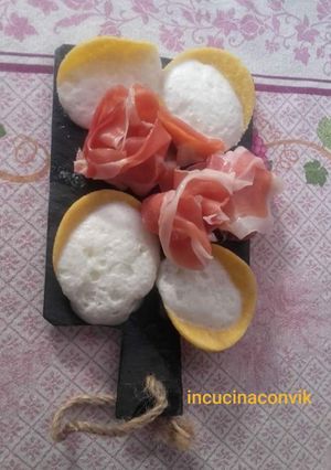 Foto di Sfoglie di mais con spuma di parmigiano e prosciutto crudo