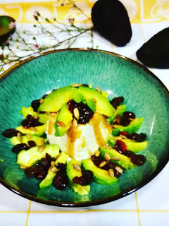 Una foto de Queso requesón con aguacate y frutos secos al miel y lima
