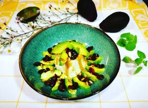 Foto principal de Queso requesón con aguacate y frutos secos al miel y lima