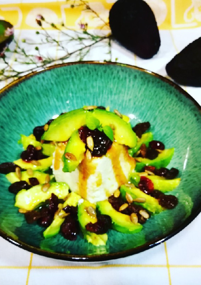 Una foto de Queso requesón con aguacate y frutos secos al miel y lima