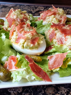 Una foto de Ensalada de huevos rellenos de guacamole