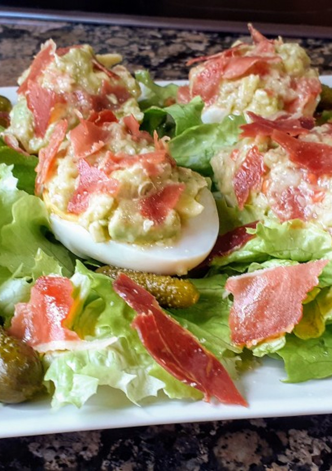 Una foto de Ensalada de huevos rellenos de guacamole