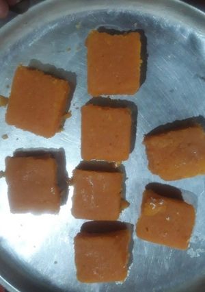 कोकोनट बर्फी (coconut barfi recipe in Hindi) रेसिपी मुख्य फोटो